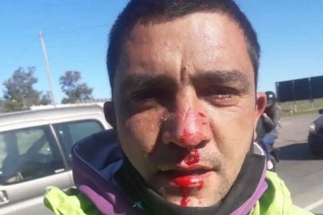 No tenían permiso para circular y le dieron una golpiza al inspector que los paró