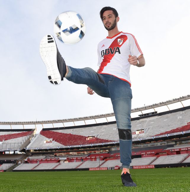 Larrondo firmó contrato con River y fue presentado a pura foto en el Monumental