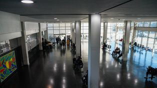 Desde un auto balearon a una joven mujer en la zona oeste