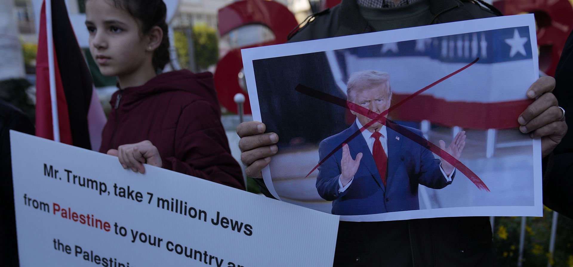 Palestinos sostienen una fotografía desfigurada del presidente estadounidense Donald Trump mientras protestan contra sus últimas declaraciones sobre el traslado de palestinos desde Gaza, en la ciudad cisjordana de Ramallah, el miércoles 29 de enero de 2025. (Foto AP/Nasser Nasser) Palestinos sostienen una fotografía desfigurada del presidente estadounidense Donald Trump mientras protestan contra sus últimas declaraciones sobre el traslado de palestinos desde Gaza, en la ciudad cisjordana de Ramallah, el miércoles 29 de enero de 2025. (Foto AP/Nasser Nasser)