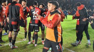 Los pibes, relegados en un Colón necesitado y armado para subir ya
