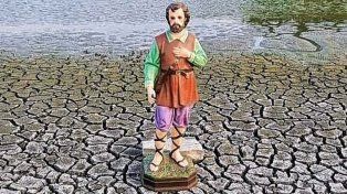 Gracia. Cada vez que la sequía azota las regiones del mundo, se le pide al santo que interceda para que la lluvia riegue los campos.