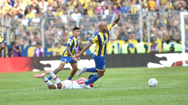 Carlos Quintana la pelea con Tiago Palacios y mira Federico Navarro. Difícil partido para Rosario Central.