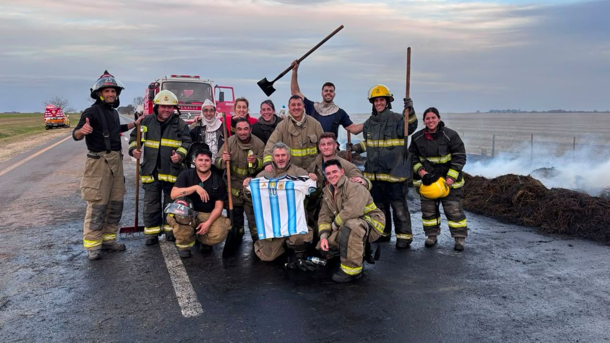 Combatían incendios mientras jugaba Argentina: la foto de los bomberos santafesinos que emocionó en las redes