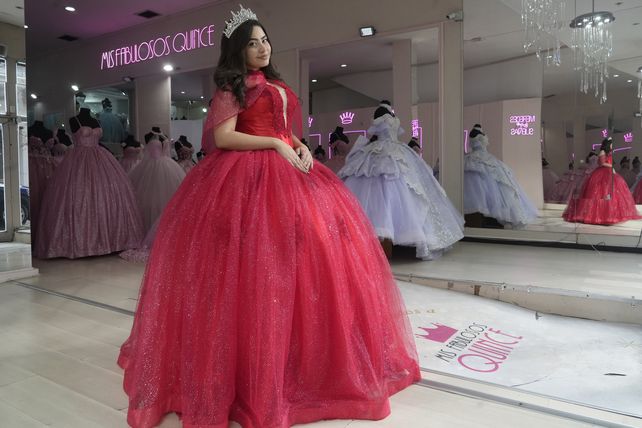 Las quincea&ntilde;eras que se acercan a los locales de la marca pueden encontrar desde diademas, capas y hasta zapatos.