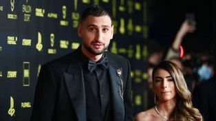 El arquero italiano de PSG Gianluigi Donnarumma y su esposa Alessia Elefante.&nbsp;