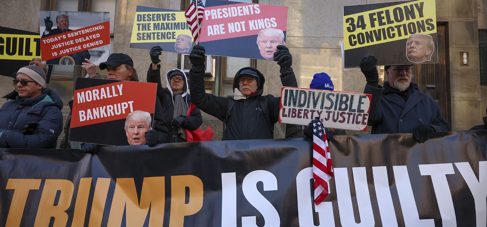 Manifestantes protestan frente a un tribunal penal de Manhattan antes del inicio de la sentencia en el caso del presidente electo Donald Trump por el dinero que pidió su silencio, el viernes 10 de enero de 2025, en Nueva York. (Foto AP/Yuki Iwamura) Manifestantes protestan frente a un tribunal penal de Manhattan antes del inicio de la sentencia en el caso del presidente electo Donald Trump por el dinero que pidió su silencio, el viernes 10 de enero de 2025, en Nueva York. (Foto AP/Yuki Iwamura)