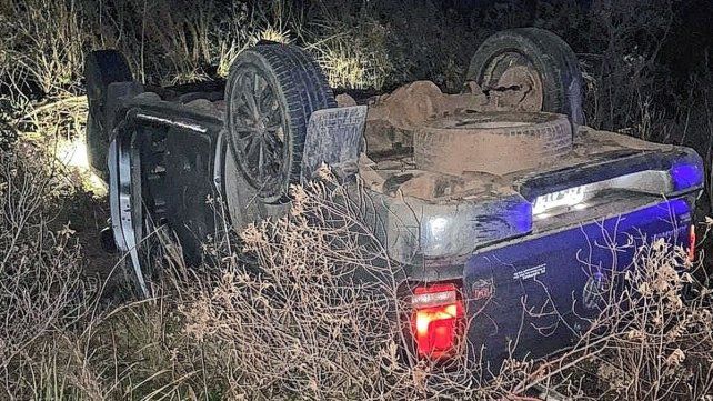 La camioneta terminó con las cubiertas hacia arriba tras el despiste en la ruta 14.