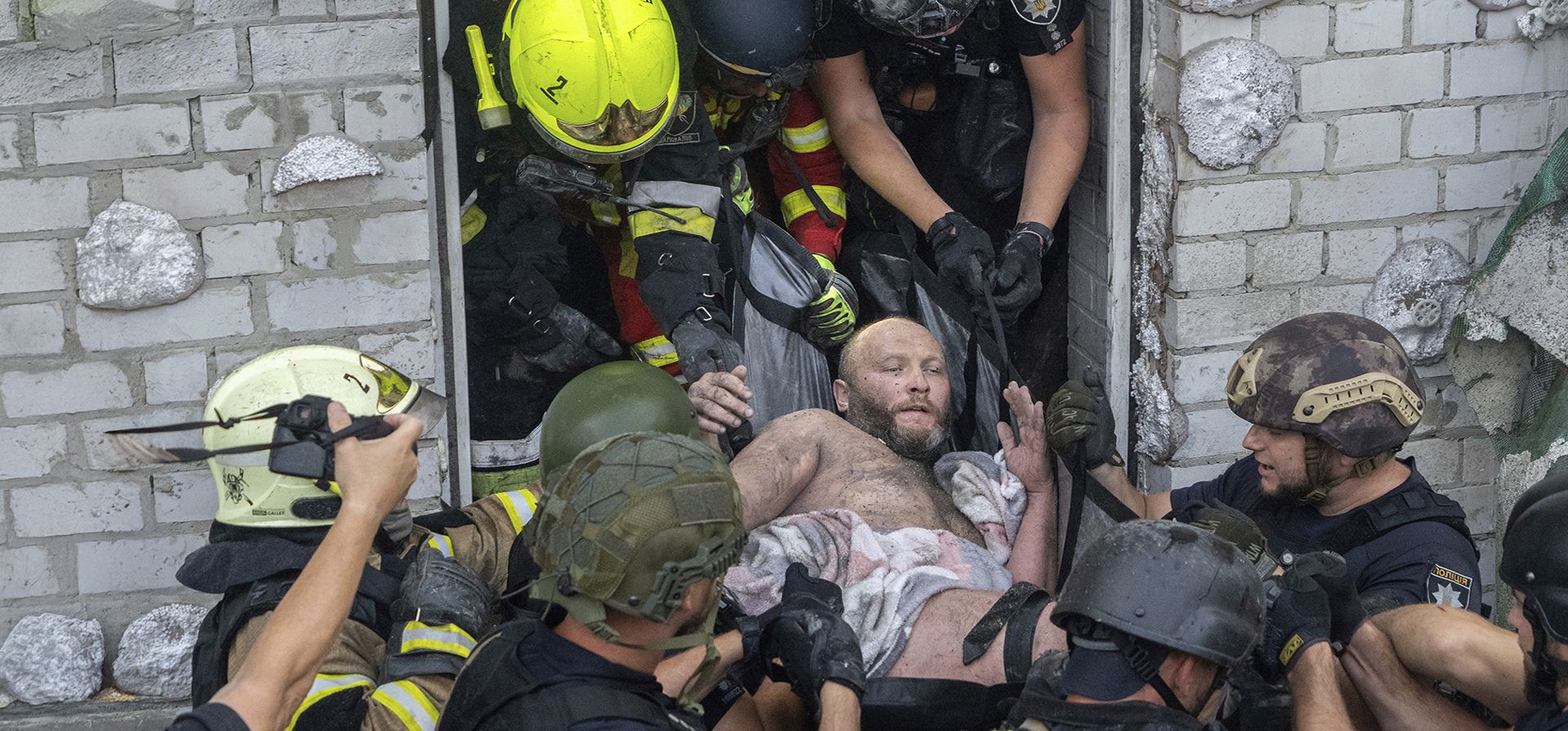 Rescatistas evacuan a un civil herido tras el impacto de un misil ruso en un edificio residencial en Járkov, Ucrania, el lunes 18 de agosto de 2025. (Foto AP/Andrii Marienko) Rescatistas evacuan a un civil herido tras el impacto de un misil ruso en un edificio residencial en Járkov, Ucrania, el lunes 18 de agosto de 2025. (Foto AP/Andrii Marienko)