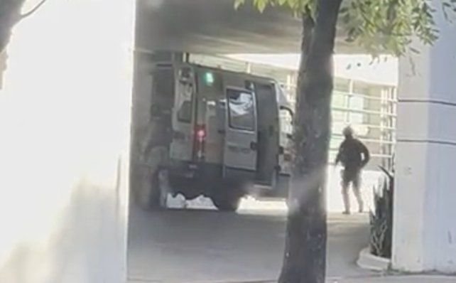 Una ambulancia del Servicio Penitenciario arribaba este lunes al Heca trasladando al recluso apuñalado.