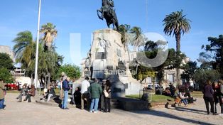 Mateada y debate en la plaza San Martín