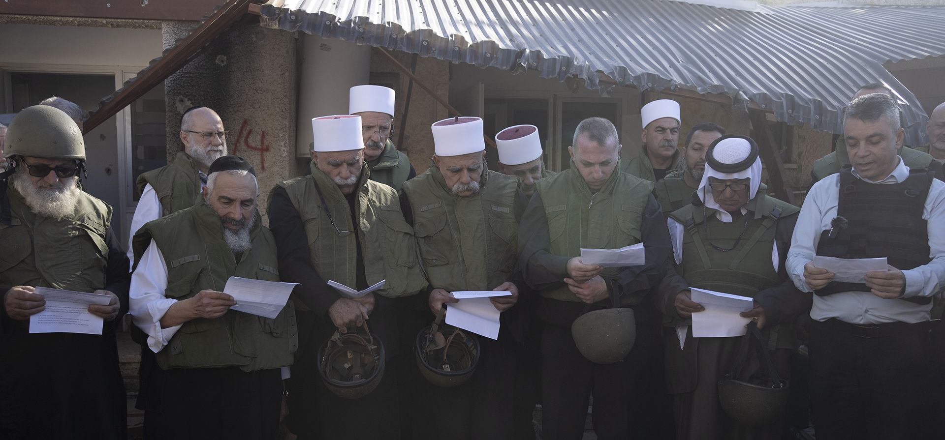 Líderes religiosos de las comunidades drusa, musulmana, judía y cristiana celebran una oración interreligiosa en el kibutz Kfar Azza, cerca de la frontera entre Israel y Gaza, el lugar de un ataque transfronterizo de Hamas el 7 de octubre que mató a unas 1.200 personas. (Foto AP/Maya Alleruzzo) Líderes religiosos de las comunidades drusa, musulmana, judía y cristiana celebran una oración interreligiosa en el kibutz Kfar Azza, cerca de la frontera entre Israel y Gaza, el lugar de un ataque transfronterizo de Hamas el 7 de octubre que mató a unas 1.200 personas. (Foto AP/Maya Alleruzzo)