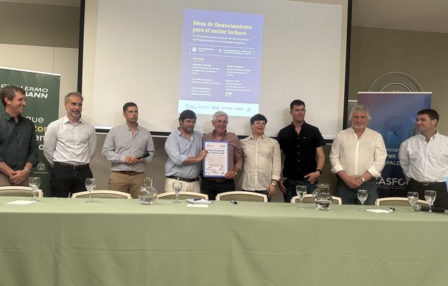 Los primeros créditos en litros de leche se entregaron en el marco de la exposición rural de Rafaela.