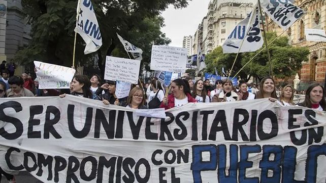 Docentes Universitarios nucleados en Sitradu reclaman la Ley de Financiamiento. El paro se extenderá hasta el sábado 6 y afectará a las mesas de exámenes