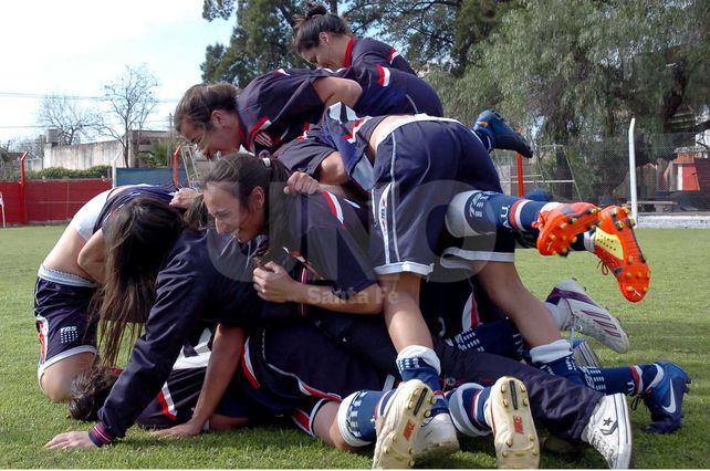 Alegría incontenible. Las tatenguitas ya son bicampeonas. Ayer no dejaron dudas ante La Salle al golearlas por 7-0.