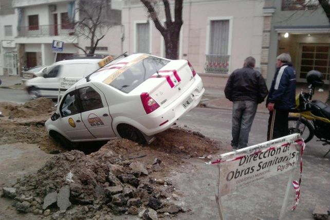 Taxi quedó sumergido casi por completo dentro de un pozo