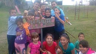Grandes y chicos se unieron para recuperar la plaza
