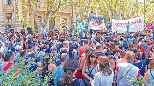 Rechazo. El aumento unilateral del gobierno fue criticado por los gremios que nuclean a los docentes.