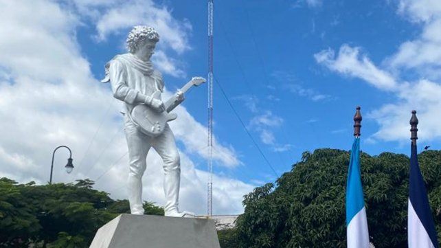 La estatua es obra del artista argentino Martin Di Girolamo.