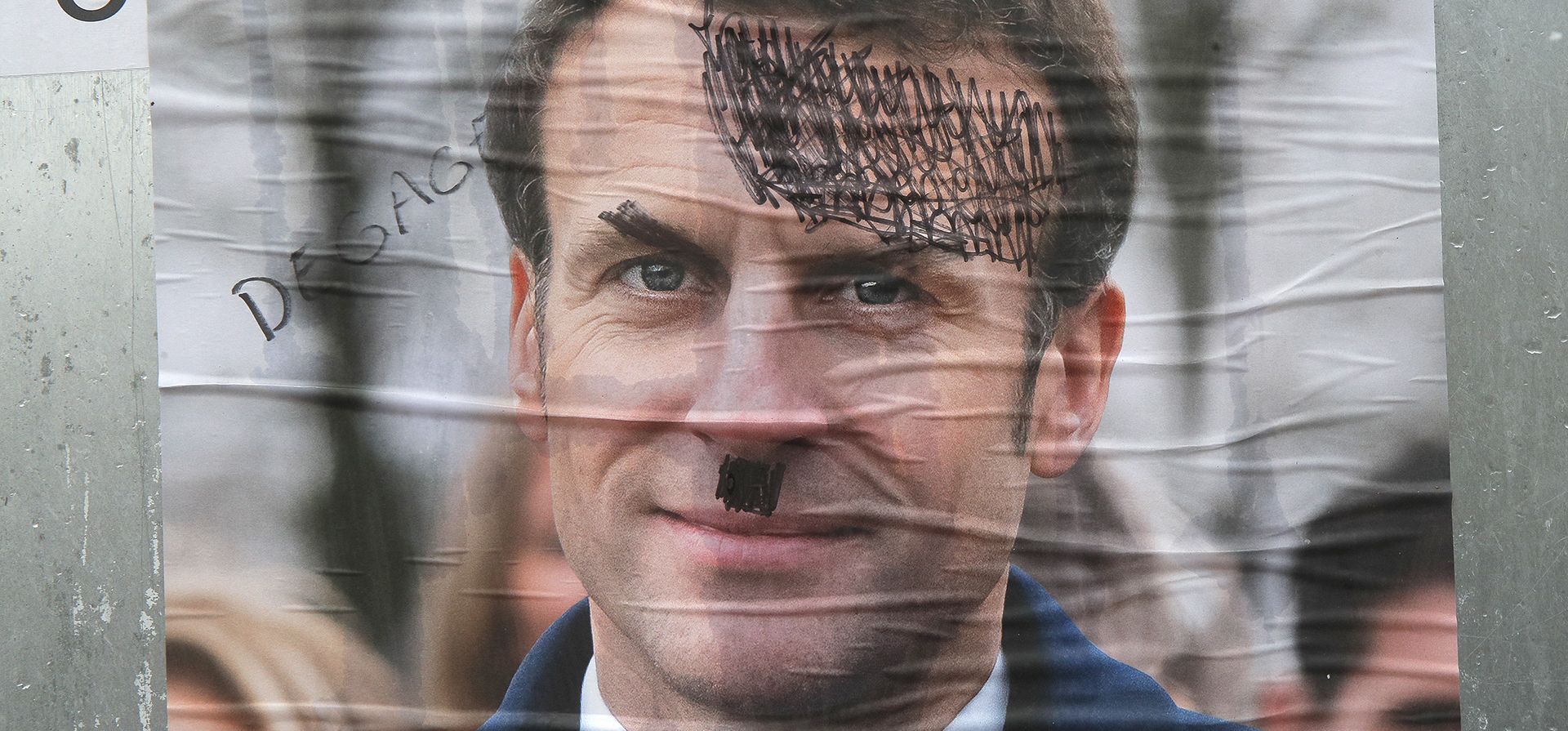 Un cartel electoral desfigurado del presidente francés Emmanuel Macron y candidato centrista a la reelección se exhibe en Lille, en el norte de Francia, el viernes 1 de abril de 2022. La primera ronda de las elecciones presidenciales de Francia tendrá lugar el 10 de abril.