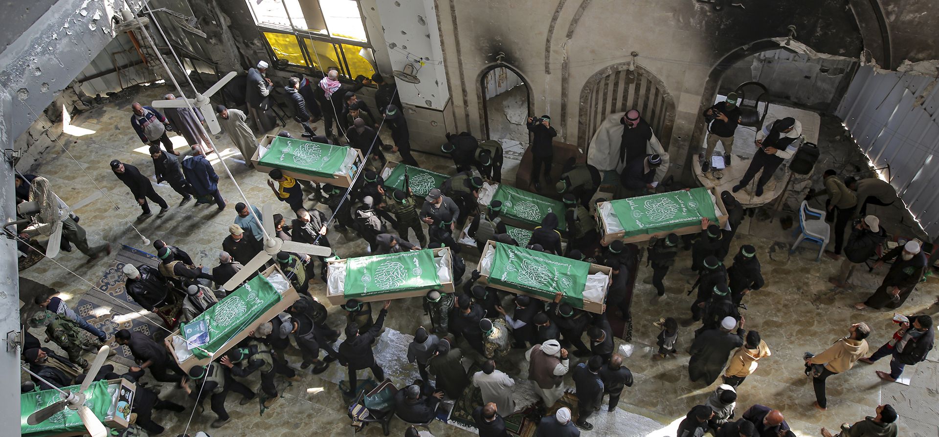 Palestinos llevan los cuerpos de miembros de las Brigadas Izzedine al-Qassam, el ala militar del movimiento Hamas, que murieron en los bombardeos israelíes de la Franja de Gaza, durante su funeral en Khan Younis, el viernes 31 de enero de 2025. (Foto AP/Jehad Alshrafi) Palestinos llevan los cuerpos de miembros de las Brigadas Izzedine al-Qassam, el ala militar del movimiento Hamas, que murieron en los bombardeos israelíes de la Franja de Gaza, durante su funeral en Khan Younis, el viernes 31 de enero de 2025. (Foto AP/Jehad Alshrafi)