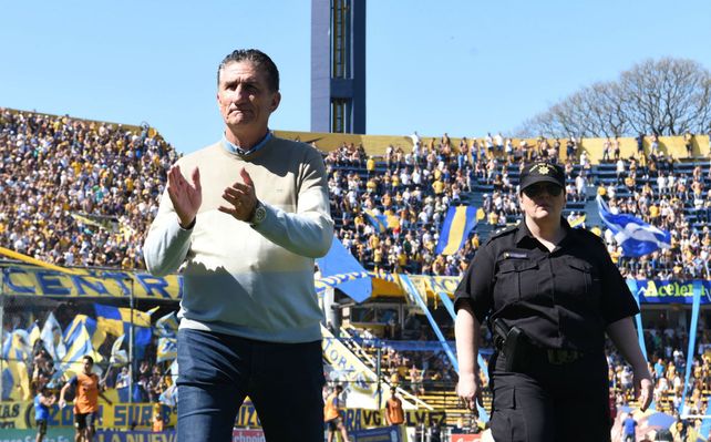 El Patón y su gente. El entrenador admitió que hasta ahora no pudo darle identidad al conjunto canalla.
