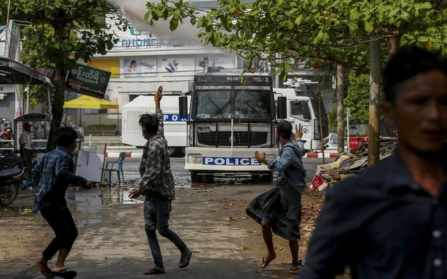 Manifestantes desafian a los camiones con cañones de agua de la policía mientras se retiran durante una protesta contra el golpe militar en Naypyitaw
