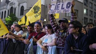 Simpatizantes de La Libertad Avanza en los momentos previos al anuncio del triunfo de Milei, en Buenos Aires.&nbsp;