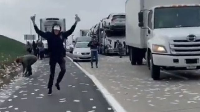 Un camión de caudales perdió bolsas con dinero y los automovilistas aprovecharon