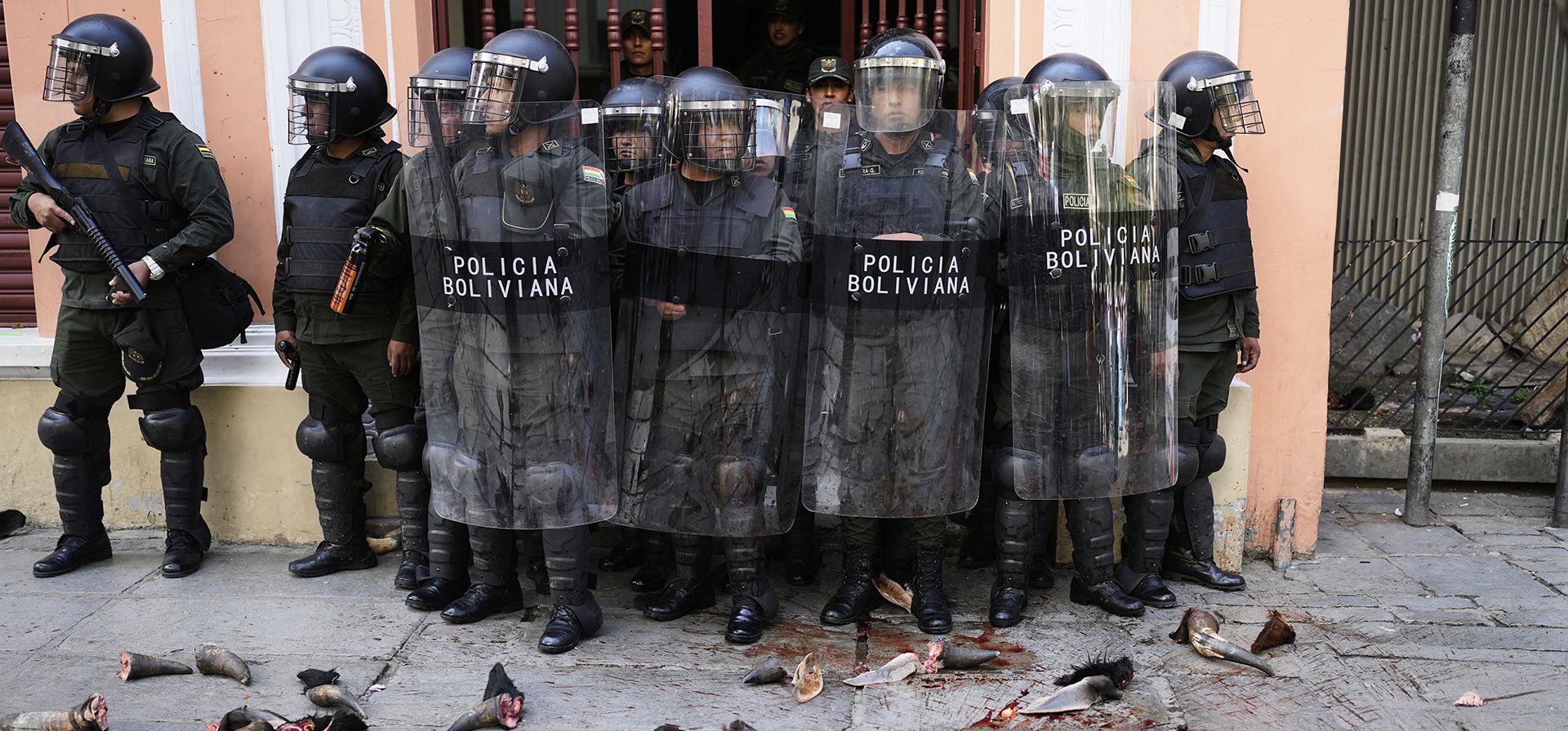 Agentes de policía protegen una entrada del Ministerio de Justicia donde carniceros, que exigen que el gobierno regule el precio de la carne de sus proveedores, arrojaron cuernos de vaca, en La Paz, Bolivia, el 10 de abril de 2025. (AP Foto/Juan Karita) Agentes de policía protegen una entrada del Ministerio de Justicia donde carniceros, que exigen que el gobierno regule el precio de la carne de sus proveedores, arrojaron cuernos de vaca, en La Paz, Bolivia, el 10 de abril de 2025. (AP Foto/Juan Karita)