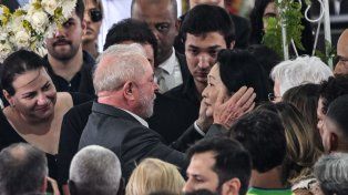El presidente Lula Da Silva despide los restos de Pelé en la cancha de Santos