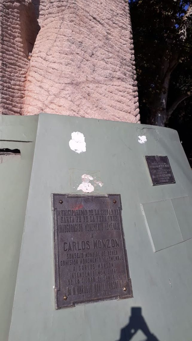 Cerca del mediodía la placa fue arrancada con violencia