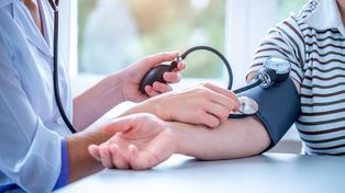 La medición de la presión arterial en chicos debe hacerse con el brazalete adecuado para la edad&nbsp;