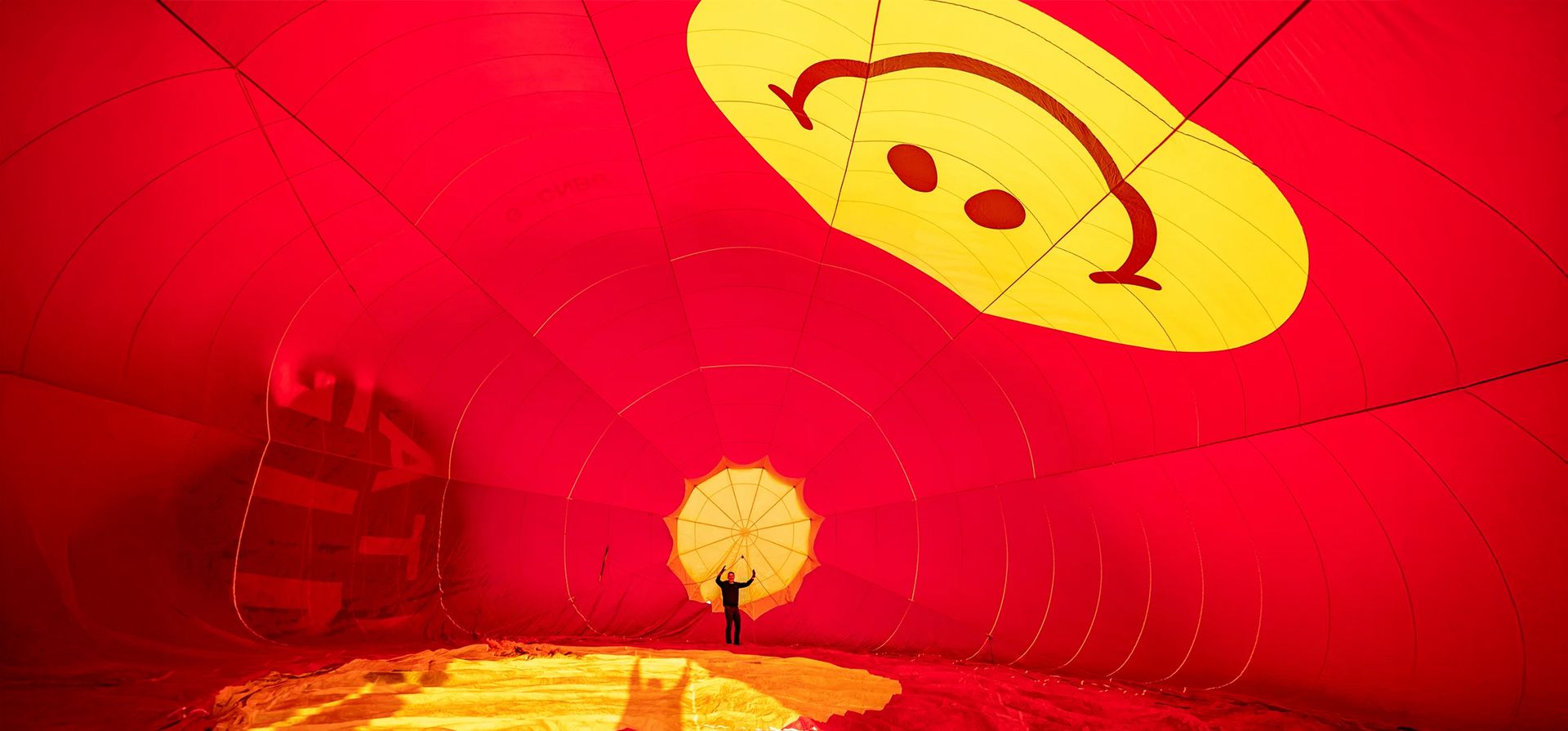 Un piloto revisa el aparejo dentro de un globo aerostático antes de un lanzamiento al amanecer sobre la granja Gilcombe, Somerset, para anunciar el festival de música y arte Show of Hands, Bruton, Reino Unido. Fotografía: Ben Birchall/PA Un piloto revisa el aparejo dentro de un globo aerostático antes de un lanzamiento al amanecer sobre la granja Gilcombe, Somerset, para anunciar el festival de música y arte Show of Hands, Bruton, Reino Unido. Fotografía: Ben Birchall/PA