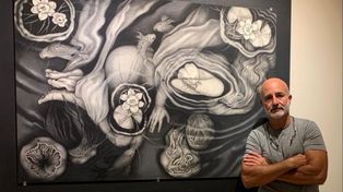 El artista Gabriel Perrone junto a una de las once obras que se podrán ver en El Círculo, desde este jueves 21 a las 19.30.&nbsp;