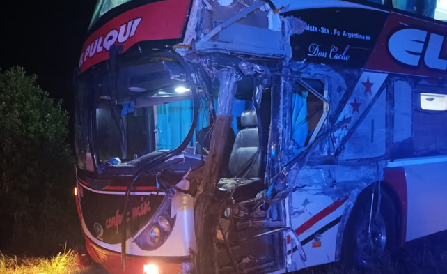 Fuerte choque en la ruta 11. El ómnibus de pasajeros que colisionó con un camión