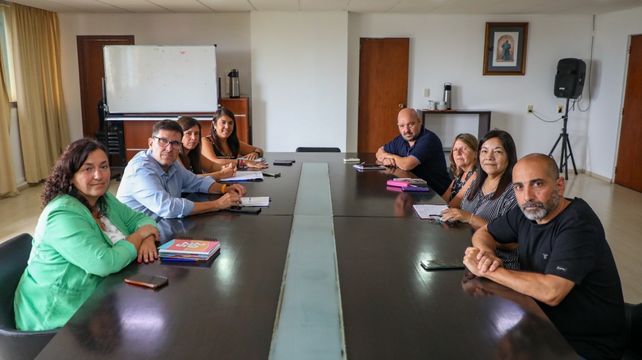 Autoridades del Ministerio de Educación se reunieron con los gremios docentes previo al inicio de clases.