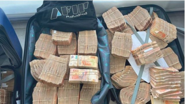 Cajas con pesos fueron incautadas durante el allanamiento en Belgrano.