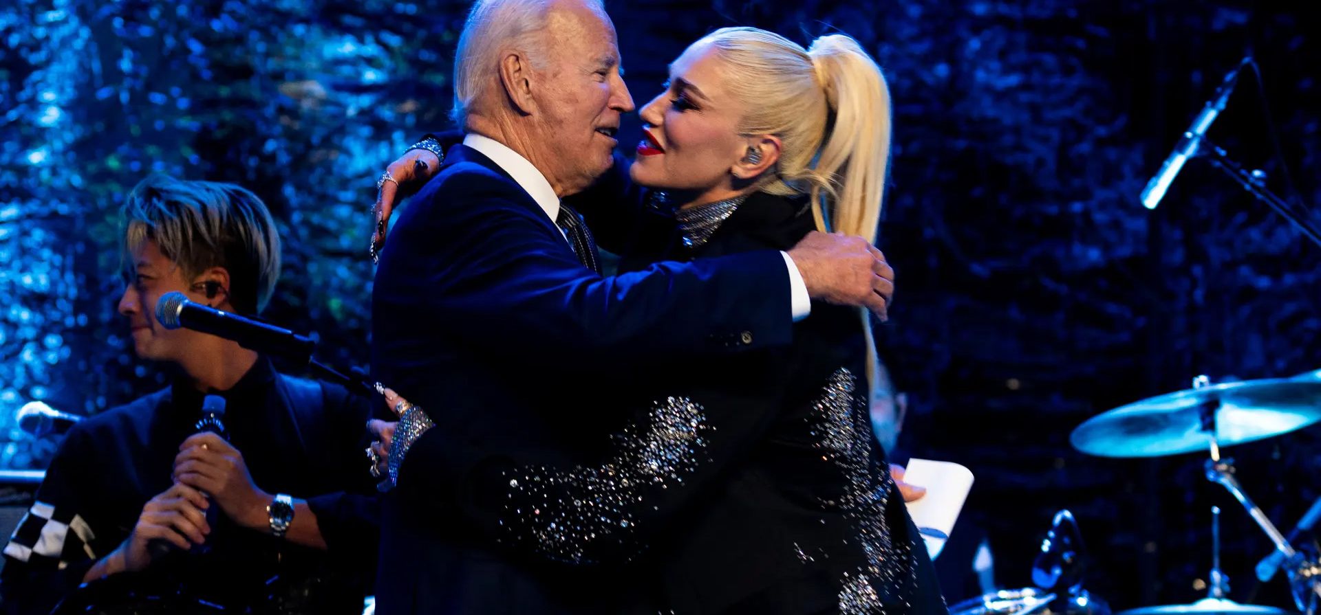 El presidente de Estados Unidos, Joe Biden, abraza a Gwen Stefani después de que ella actuara en una recepción de bienvenida para los líderes de la Cooperativa Económica Asia-Pacífico en el Exploratorium, San Francisco, Estados Unidos. Fotografía: Doug Mills/AP El presidente de Estados Unidos, Joe Biden, abraza a Gwen Stefani después de que ella actuara en una recepción de bienvenida para los líderes de la Cooperativa Económica Asia-Pacífico en el Exploratorium, San Francisco, Estados Unidos. Fotografía: Doug Mills/AP
