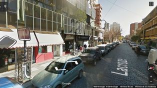 Un hombre arrojó un televisor a un grupo de chicos que estaba festejando el fin de cursada