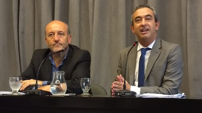 El intendente Pablo Javkin junto al secretario de Salud