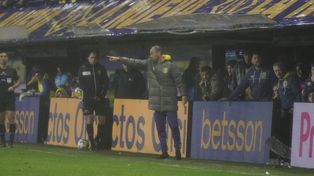 Matías Lequi no paró de dar indicaciones. Se fue conforme con Central, en su primer partido como DT oficial, aunque claro no le gustó perder con Boca.