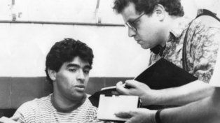 Mauricio Maronna entrevistando a Diego Maradona en su etapa en Newells.