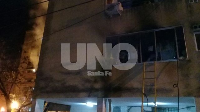 Incendio en barrio Las Flores II: bomberos evacuaron la Torre I