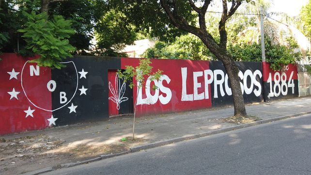 Lanzan un plan para limpiar las pintadas de Newells y Central de las paredes de Rosario