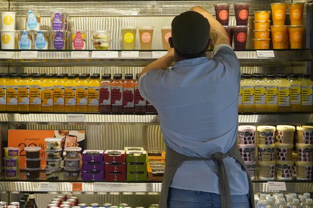 Las góndolas donde se exhibe la comida saludable en el local del Alto Rosario.