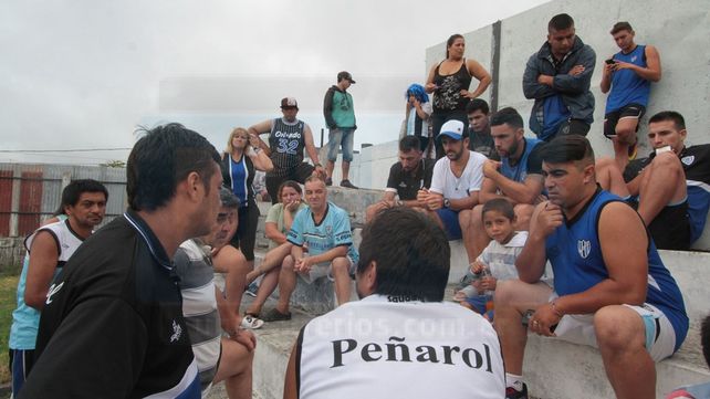 Jugadores e hinchas de Peñarol reunidos en busca de una respuesta