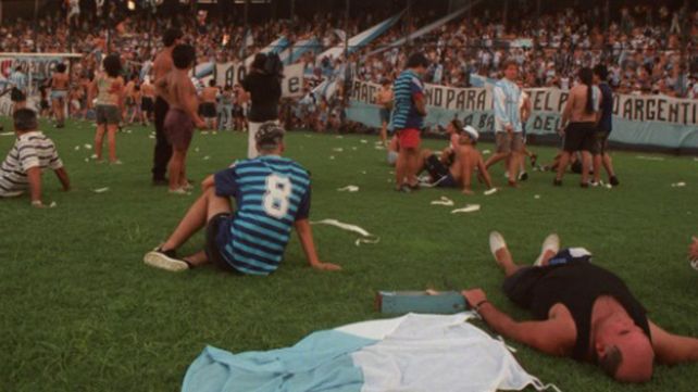 Los hinchas de Racing coparon el Cilindro de Avellaneda tres días después de que se decidiera su desaparición.