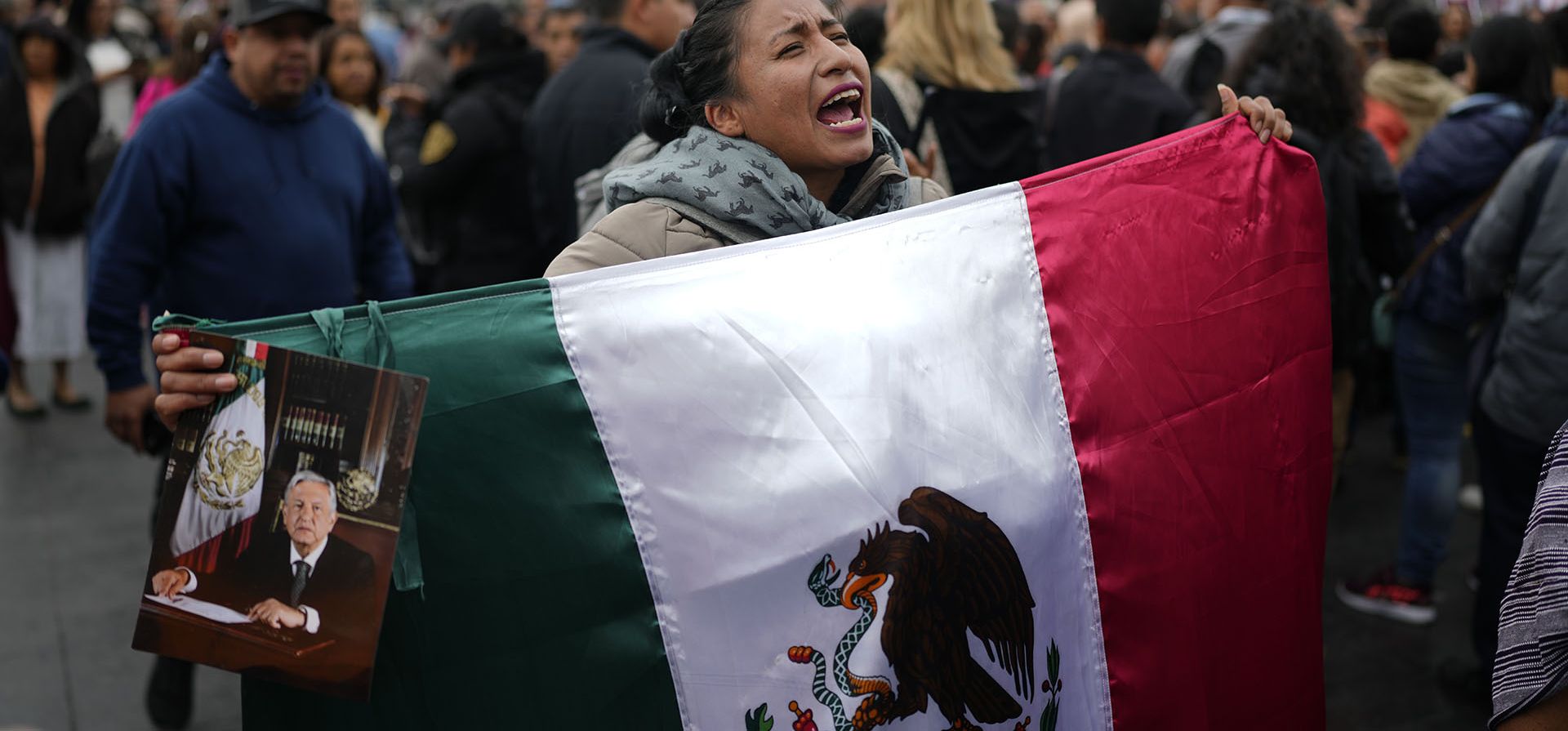 Partidarios del presidente mexicano Andrés Manuel López Obrador se reúnen afuera del Palacio Nacional, donde ofrece su última conferencia de prensa matutina, Partidarios del presidente mexicano Andrés Manuel López Obrador se reúnen afuera del Palacio Nacional, donde ofrece su última conferencia de prensa matutina,