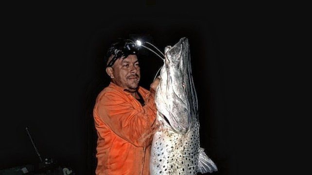 Pueblo Brugo: capturaron un surubí de 21 kilos a pesar del mal tiempo.